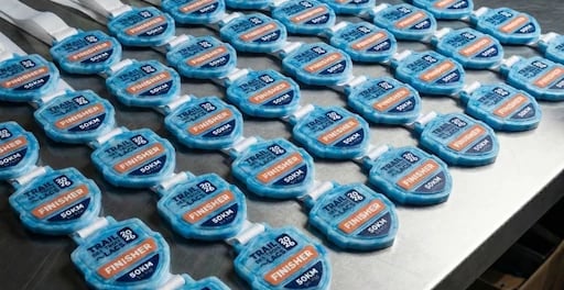 Médailles Finisher en préparation dans un atelier