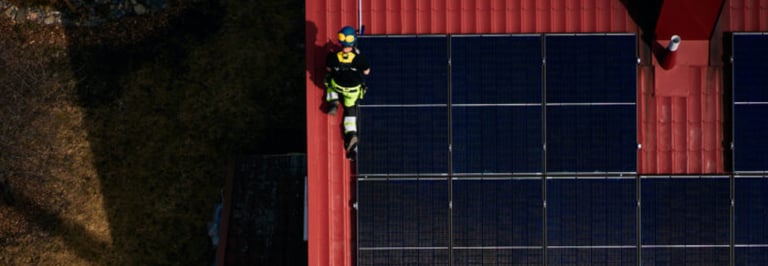 Aurinkopaneelien asennus