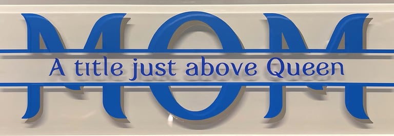 a tile that says mom's just a little bit of queen