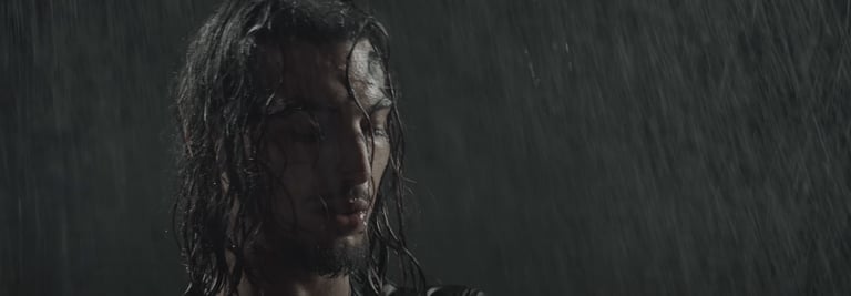 clip benab sous la pluie en studio fond noir