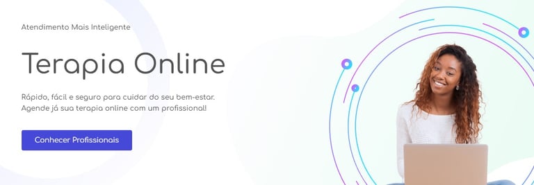 Mulher sorrindo com notebook