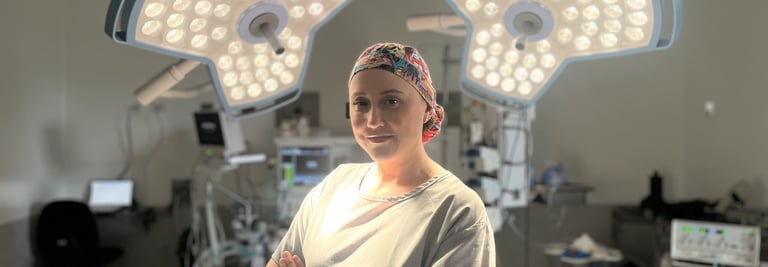 Dr Giselle Blanco cirujana de pie en bogotá