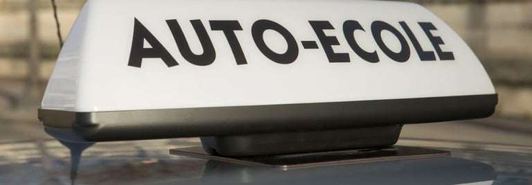logo auto-école sur voiture