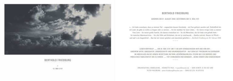 Ein-Karten-Design: Dramatischer Himmel mit Name des Verstorbenen und Text