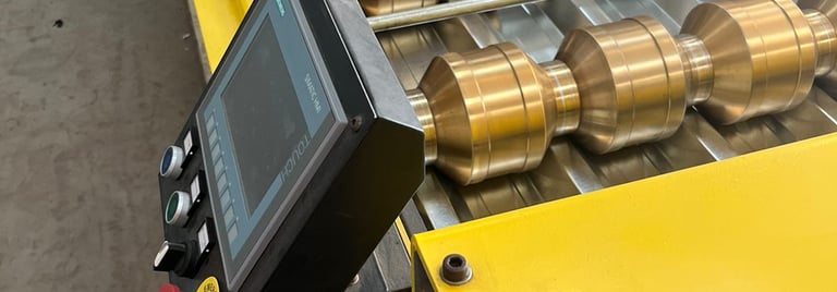 máquina que produz telha metálica galvalume ou aluzinco em diferentes formatos e cores