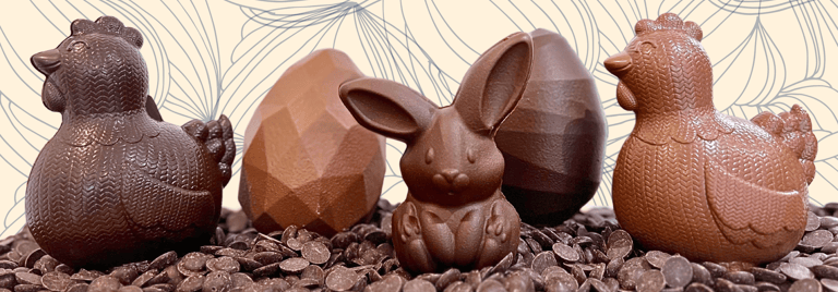chocolats de pâques comprenant des poules chocolatés un lapin et des oeufs de pâques