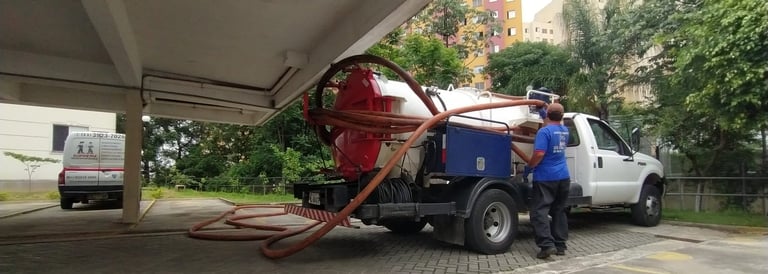 veículos da empresa de desentupimento