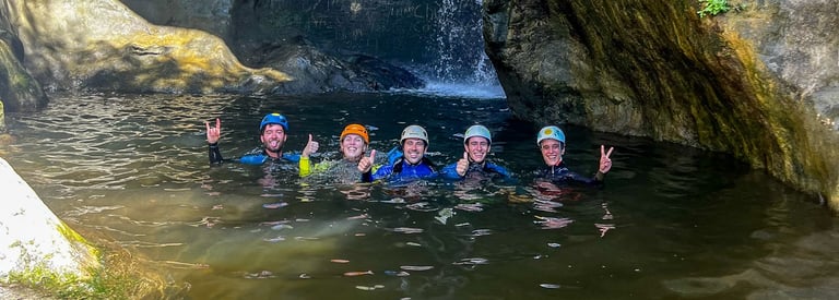 grupo sonriendo en un barranco