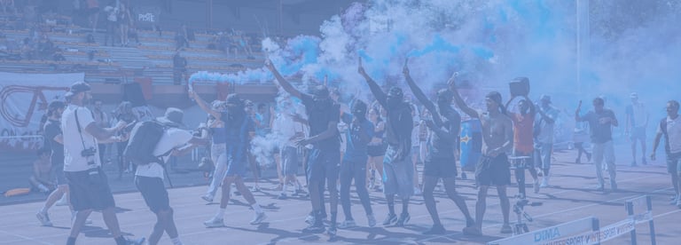 Athlète UAO31 avec fumigènes aux couleurs bleu et blanc du club