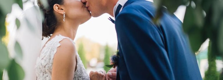 bacio sposi matrimonio in villa Marche