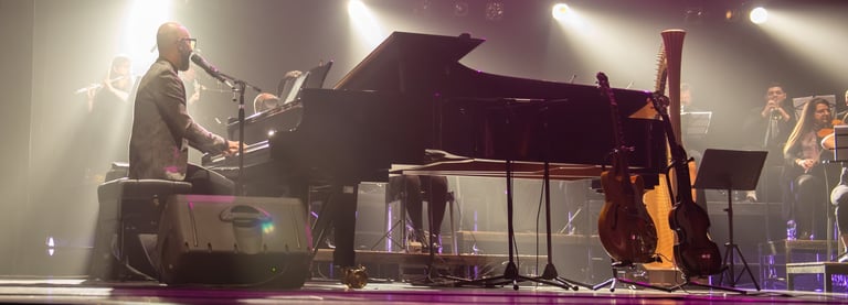 David De Mata playing a piano in a concert