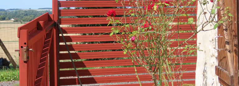 Peindre naturellement un portail en bois avec une peinture respirante mate et durable