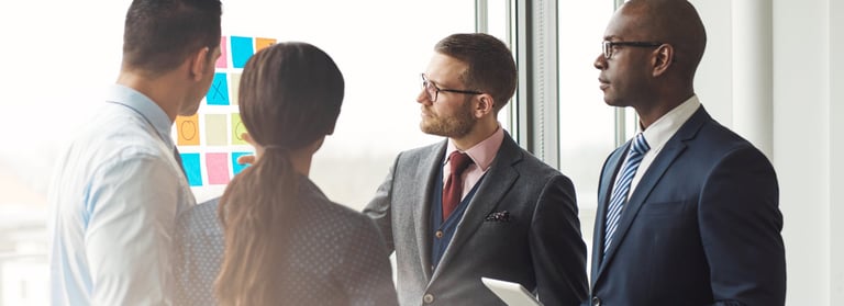 صورة لفريق محاسبين محترفين يمثلون شركة الدولي وشركاه محاسبون قانونيون في الكويت.