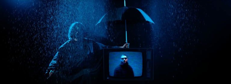 tournage sur fond noir avec pluie artificielle en studio du rappeur Souffrance - LES MOYENS