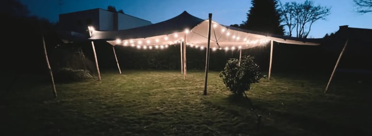 tente stretch de nuit, tente nomade de nuit dans un jardin