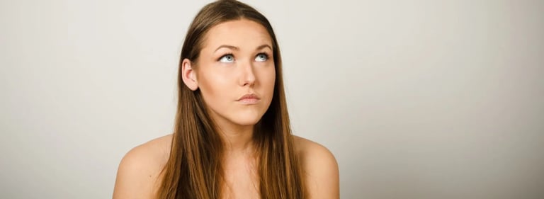 Praticienne bien-être hésitante avant d’utiliser le Manuel Stratégique Vision Wellness