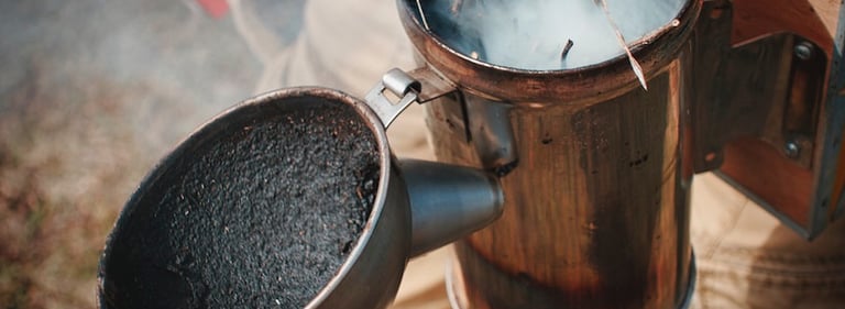 rauchender Smoker für die Arbeit am Bienenstock