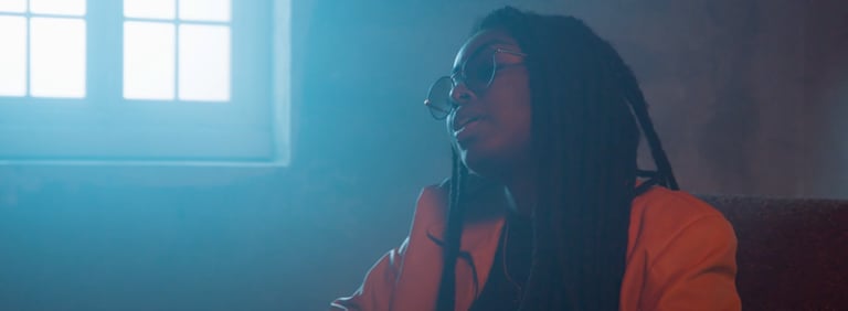 tournage en entrepot / hangar avec une fenêtre en arrière plan