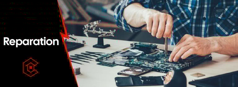 Technicien réparant une carte mère de laptop avec des outils professionnels – service Réparation Cas