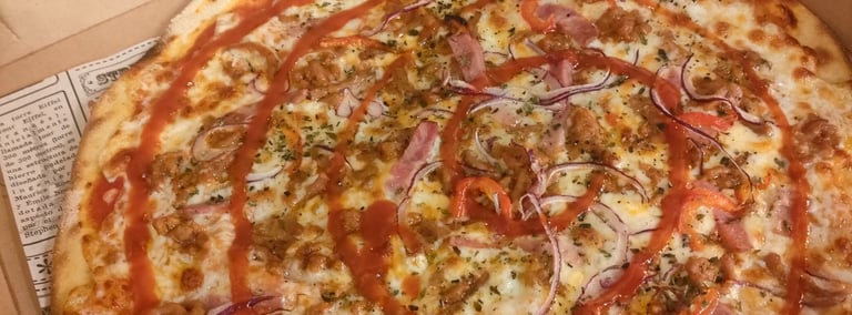 izza Barbacoa Vegana con Beyond Meat y salsa BBQ casera en Pizza+ Premià de Mar.