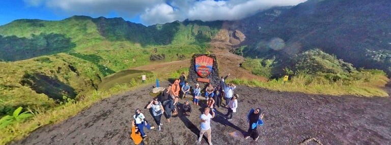 Memiliki sekitar 620 anak tangga. Ini adalah jalur paling populer karena posisinya di tengah dan lan