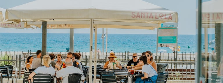 Terraza de Santa Lola Badalona con vistas al mar y ambiente veraniego
