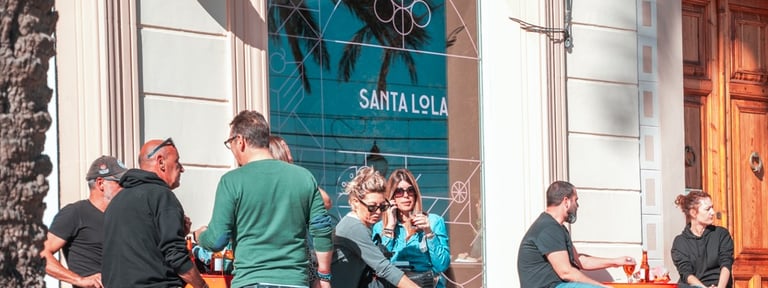 Clientes disfrutando del vermut en la terraza de Santa Lola Badalona