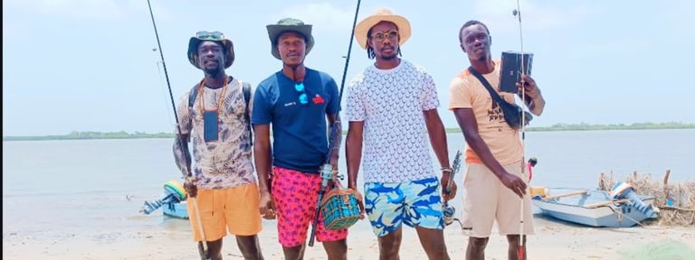 Photo représentant une partie de l'équipe Bourokk : Aziz, Aliou, Cheikh et Babacar revenant de la pêche