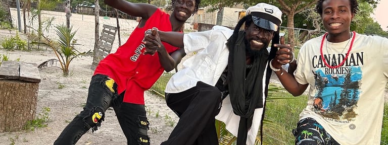 Image montrant une partie de l'équipe de l'association Bourokk : Hassan, Cobra et Zoom Sene