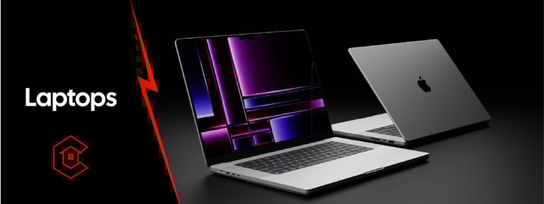 Deux MacBook Pro avec écran allumé et éteint sur fond noir élégant – section Laptops de Casa Electro