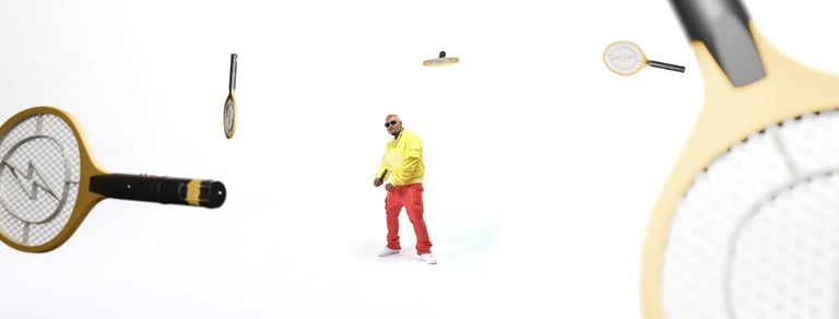 clip de music de aknose en studio sur fond blanc avec des raquette a moustique