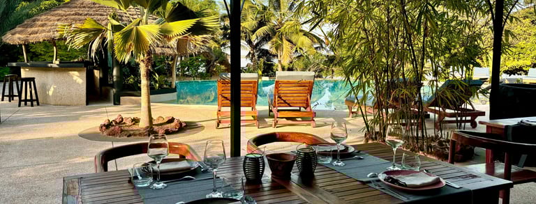 Restaurant avec vue sur la piscine du boutique hôtel Maison Fimela situé au coeur du Sine Saloum