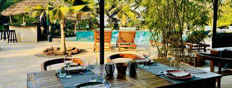 Restaurant avec vue sur la piscine du boutique hôtel Maison Fimela situé au coeur du Sine Saloum