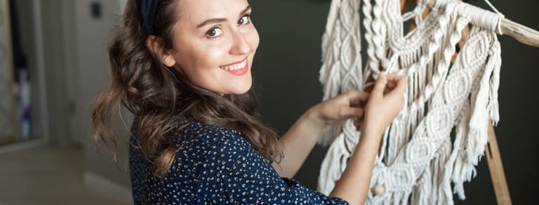 mujer tejiendo-macrame