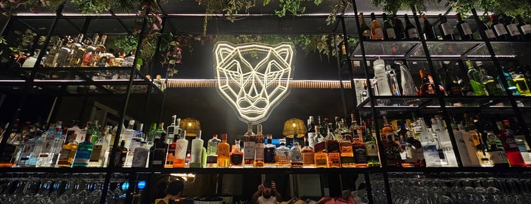 barra con botellas de la coctelería La Panthere noria