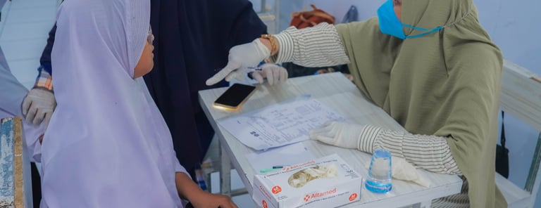 Tenaga kesehatan memberikan edukasi kesehatan kepada masyarakat dalam program layanan kesehatan komu