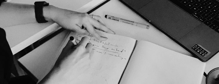 Photos de mains en train d'écrire dans un carnet, devant un ordinateur