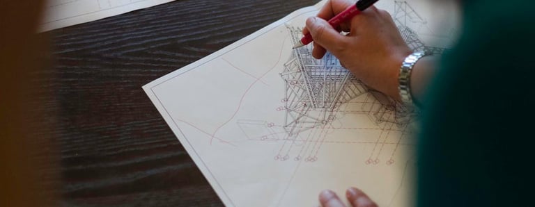Architecte dessinant les plans de la Résidence Orée, conception d’un projet immobilier moderne