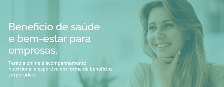 mulher sorrindo com as mãos sob o queixo