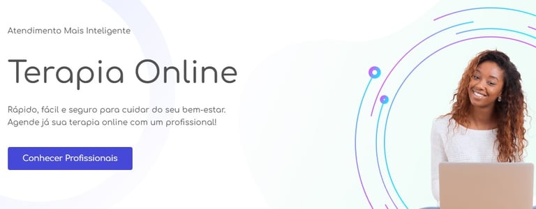 Mulher sorrindo com notebook