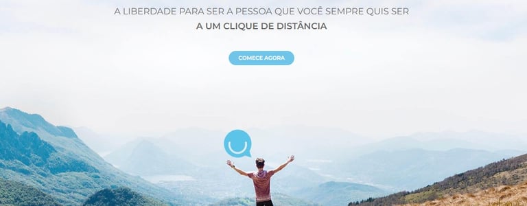 homem de braços abertos no alto de montanha