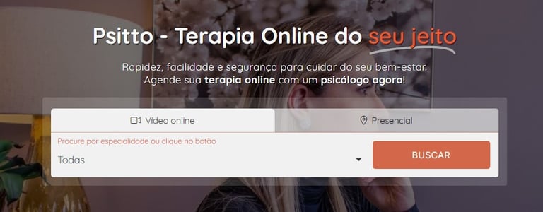 mulher ao telefone perto de luminária e quadro