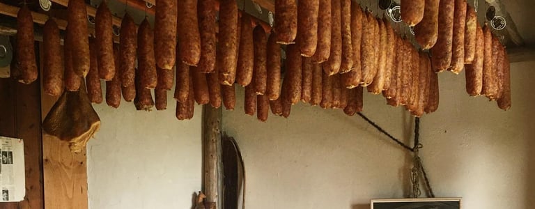 La salle au saucisse : l'incontournable de La Petite Échelle.