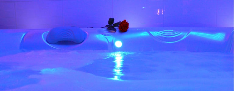 spa jacuzzi privatif dans la chambre de la love room 