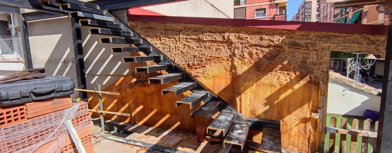 escalera metálica en voladizo