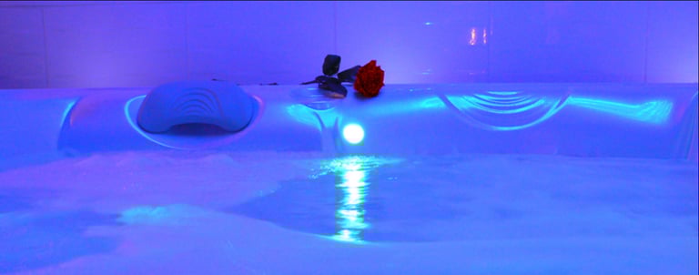 spa jacuzzi privatif dans la chambre de la love room