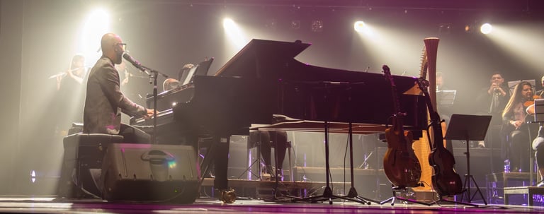 David De Mata playing a piano in a concert
