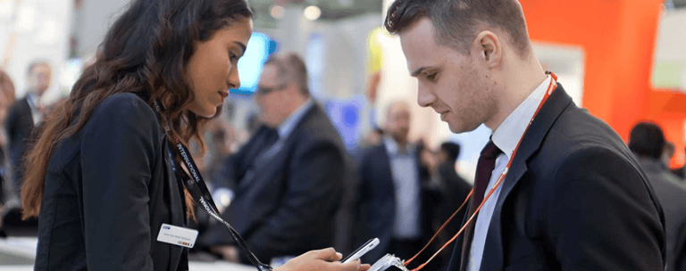 Customer servise staff helping a attendee 