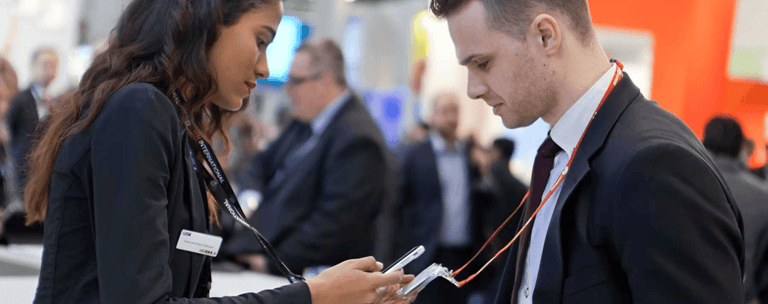 Customer servise staff helping a attendee