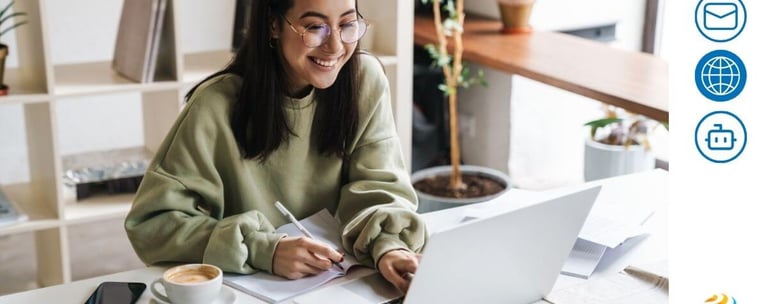 Emprendedora creando su página web profesional con dominio, hosting y correo corporativo desde su la